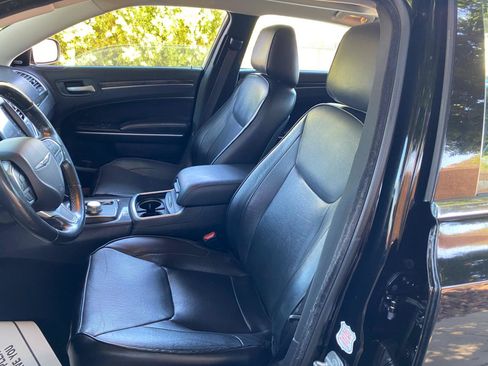 Used 2019 Chrysler 300 Limited AWD/4WD image 31