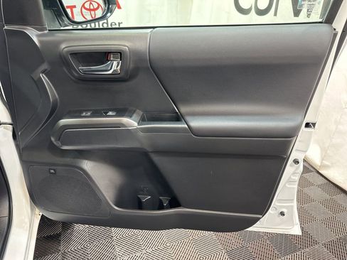 Used 2022 Toyota Tacoma TRD Off-Road image 11