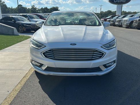 Used 2017 Ford Fusion SE w/ Fusion SE Technology Package FWD image 2