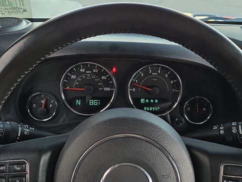 Used 2015 Jeep Wrangler Unlimited Rubicon w/ Connectivity Group image 17