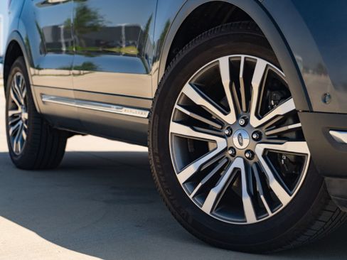 Used 2019 Ford Explorer Platinum AWD/4WD image 2