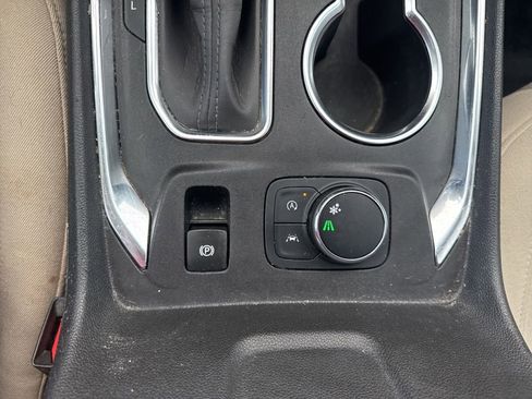 Used 2022 Chevrolet Traverse LT image 17