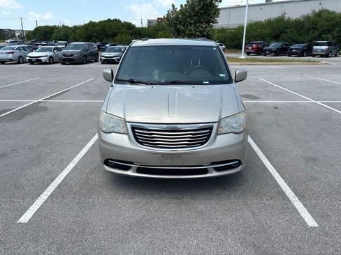 Used 2013 Chrysler Town & Country Touring FWD image 8