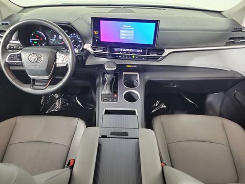 Used 2025 Toyota Sienna XLE FWD image 15
