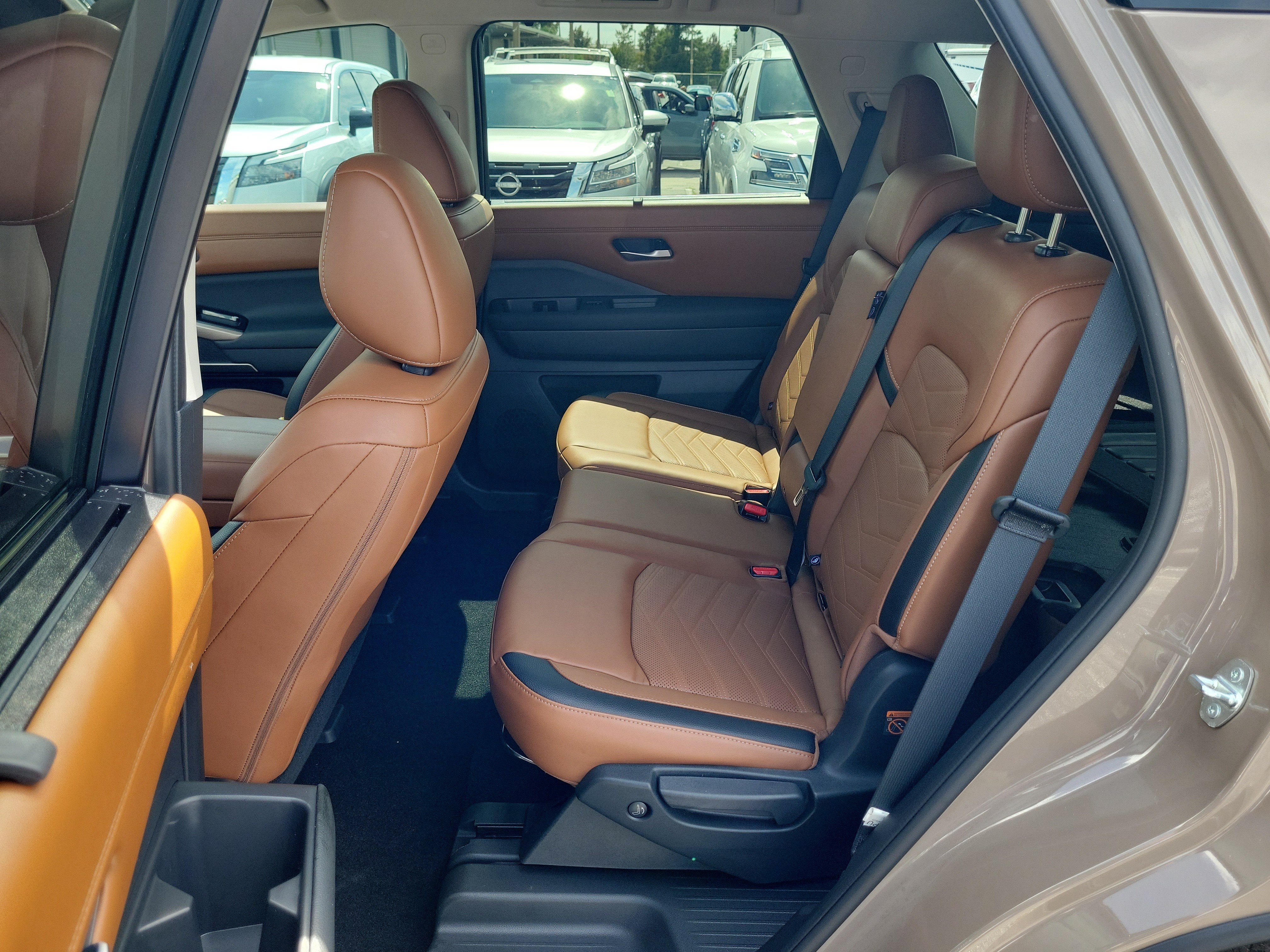 Certified 2024 Nissan Pathfinder Platinum w/ Black Appearance Package FWD image 15