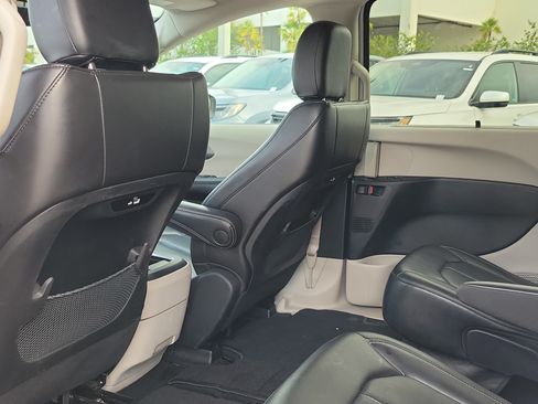 Used 2023 Chrysler Pacifica Touring-L FWD image 14