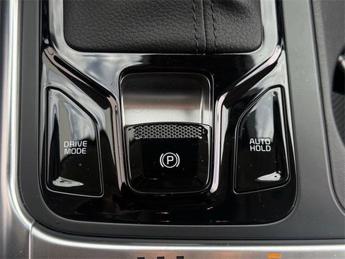 Used 2025 Kia Carnival EX image 21