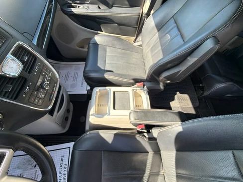 Used 2014 Chrysler Town & Country Touring-L w/ Driver Convenience Group FWD image 33