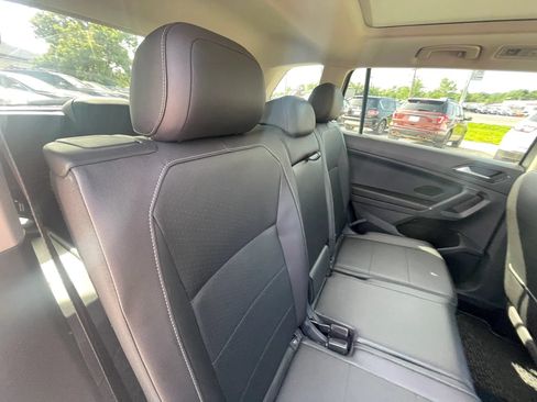 Used 2018 Volkswagen Tiguan SEL FWD image 35