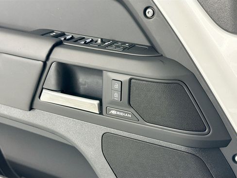 Used 2025 Land Rover Defender 110 S image 16