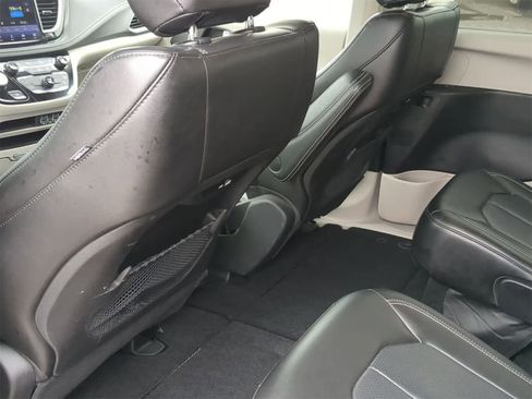 Used 2023 Chrysler Pacifica Touring-L image 18