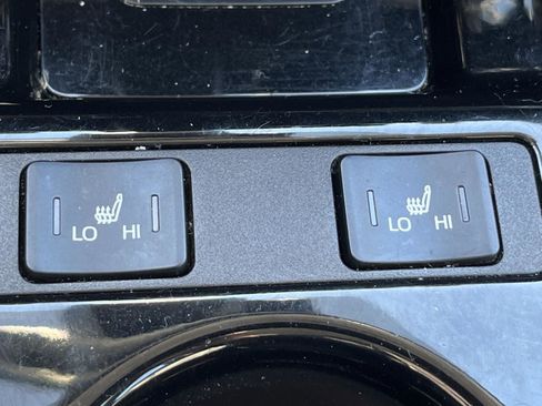 Used 2022 Toyota Prius XLE image 18