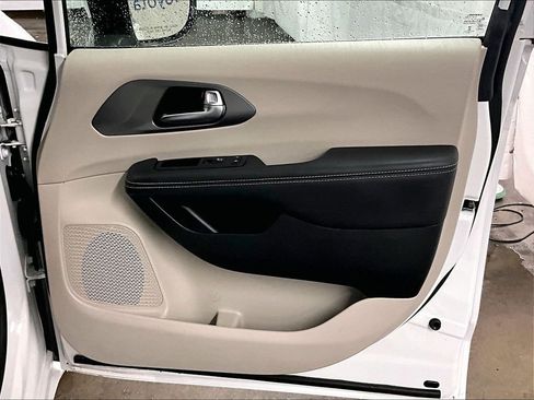 Used 2023 Chrysler Pacifica Touring-L FWD image 12