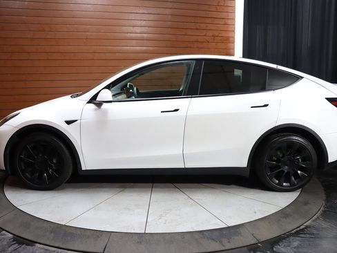 Used 2022 Tesla Model Y Long Range image 23