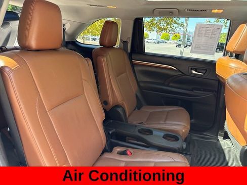 Used 2019 Toyota Highlander Limited Platinum AWD/4WD image 24