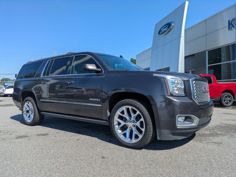 Used 2017 GMC Yukon XL Denali w/ Open Road Package AWD/4WD image 2