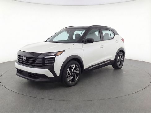 Used 2025 Nissan Kicks SV image 3