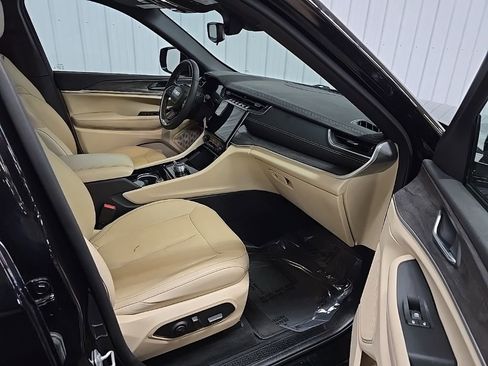 Used 2023 Jeep Grand Cherokee Limited w/ Black Appearance Package image 15