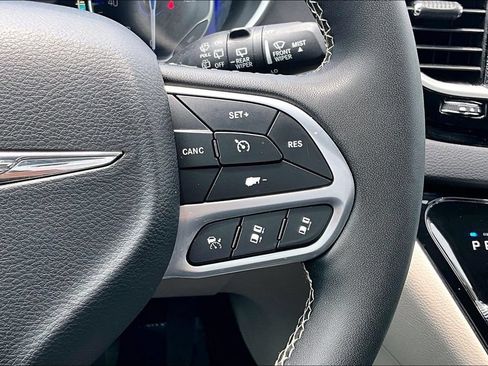 Used 2024 Chrysler Pacifica Touring-L FWD image 12