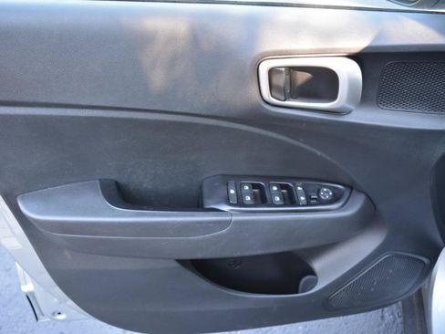 Used 2021 Hyundai Venue SE FWD image 9