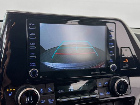 Certified 2021 Toyota Highlander XLE AWD/4WD image 17