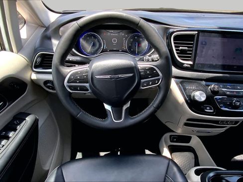Used 2024 Chrysler Pacifica Touring-L FWD image 6