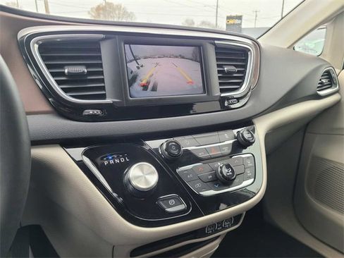 Used 2024 Chrysler Voyager LX image 28