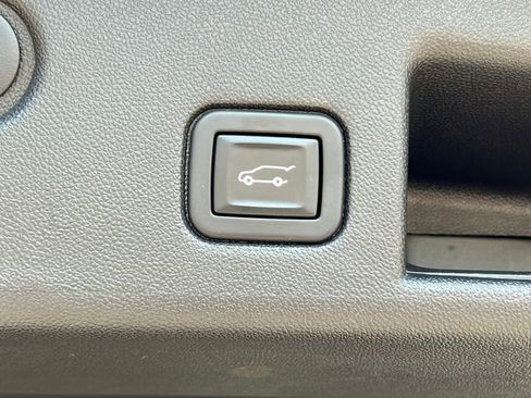 Used 2020 Chevrolet Equinox LT w/ Driver Convenience Package AWD/4WD image 36