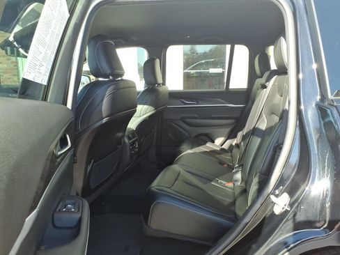 Used 2025 Jeep Grand Cherokee Limited w/ Black Appearance Package AWD/4WD image 9