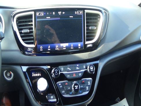 Certified 2025 Chrysler Pacifica Select FWD image 26