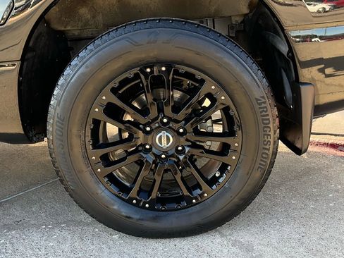 Used 2019 Nissan Titan SV w/ SV Convenience Package image 9