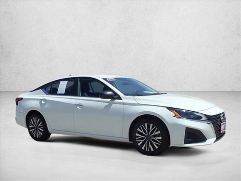 Used 2025 Nissan Altima 2.5 SV FWD image 6