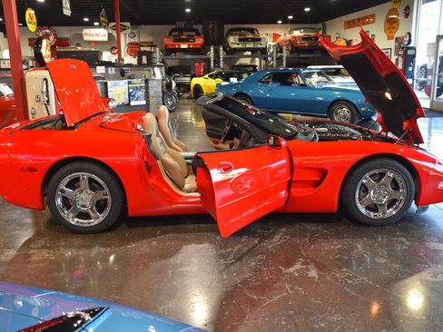 Used 1998 Chevrolet Corvette Convertible w/ Memory Pkg RWD image 21