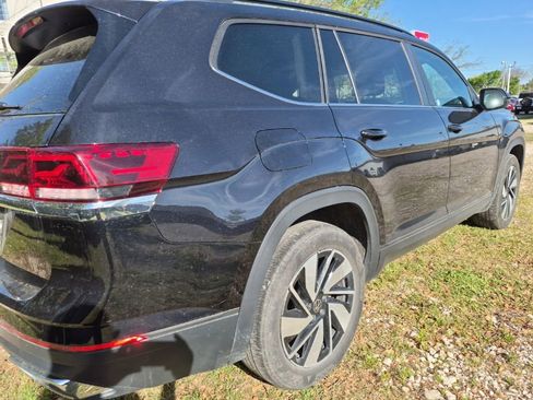 Used 2025 Volkswagen Atlas SE image 4