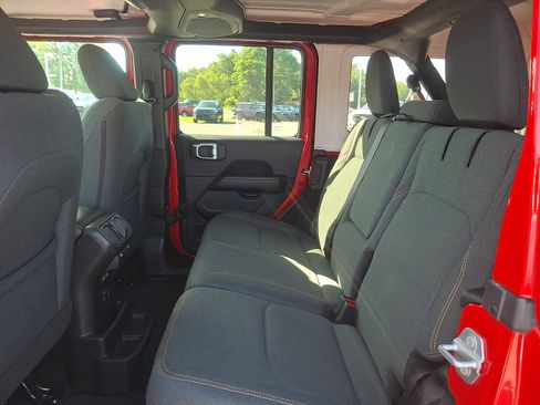 Used 2025 Jeep Wrangler Unlimited Sahara AWD/4WD image 10
