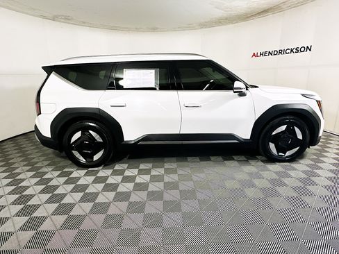 Used 2024 Kia EV9 Wind image 2