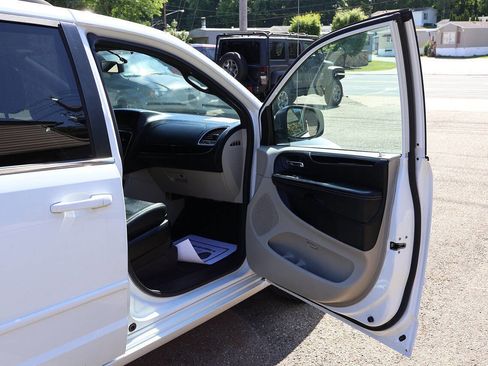 Used 2017 Dodge Grand Caravan SXT FWD image 21