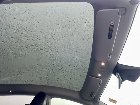 Used 2022 Tesla Model Y Long Range image 17