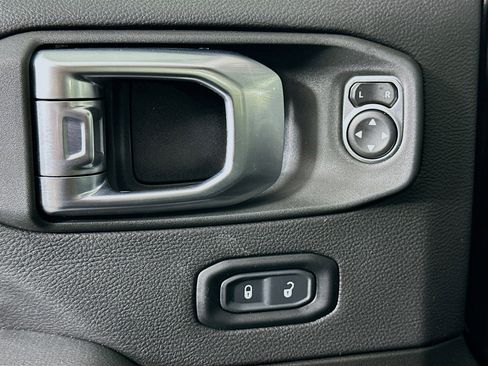 Used 2023 Jeep Wrangler Unlimited Sahara image 15