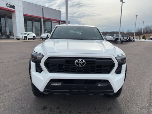Used 2025 Toyota Tacoma TRD Off-Road image 9