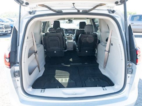 Used 2023 Chrysler Pacifica Touring-L FWD image 32
