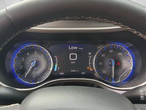 Used 2025 Chrysler Pacifica Select FWD image 11
