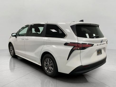 Used 2022 Toyota Sienna LE FWD image 7