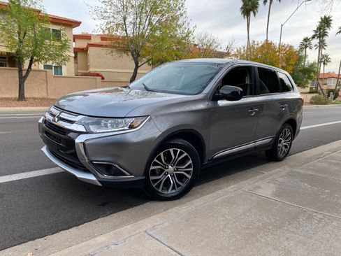 Used 2017 Mitsubishi Outlander ES image 3