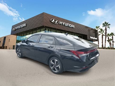 Used 2023 Hyundai Elantra SEL w/ Convenience Package image 2