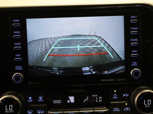 Used 2021 Toyota Highlander XLE FWD image 12