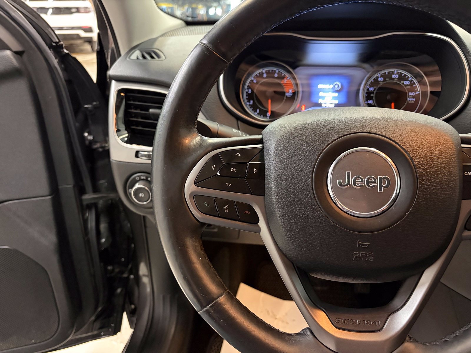 Used 2019 Jeep Cherokee Limited AWD/4WD image 12