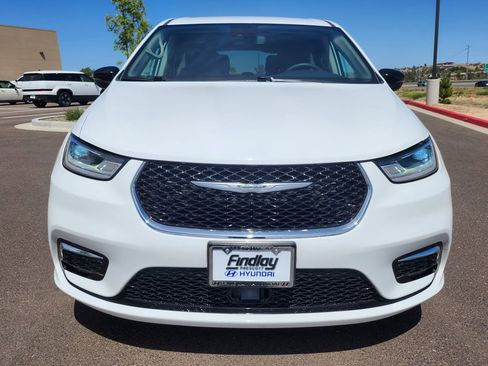 Used 2024 Chrysler Pacifica Touring-L FWD image 10