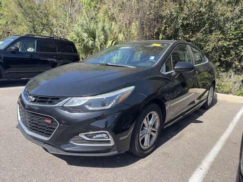 Used 2018 Chevrolet Cruze LT w/ Convenience Package image 3