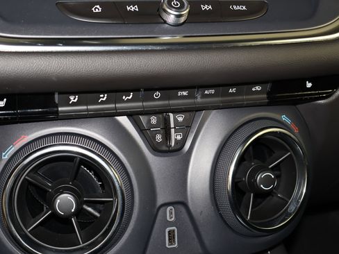 Used 2025 Chevrolet Blazer LT image 30